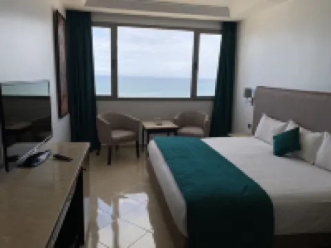 藍色海岸酒店 鄰近艾因迪亞布的酒店