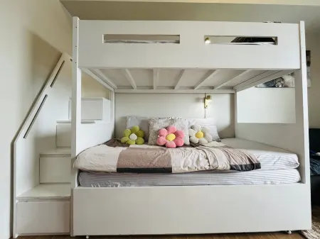 Bright Studio Sleeps 3 with Parking and City View