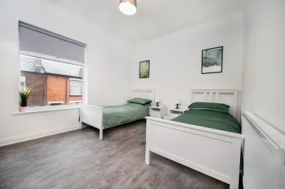 Modern Spacious 2 Bedroom House in Leigh, Free Parking