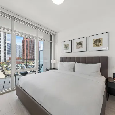 Level Chicago - Fulton Market Hotels near Batcolumn