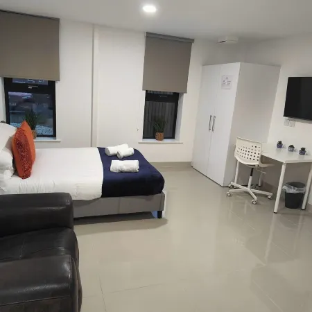 Leeds 3 Bed En-Suites Apartment Retreat- Sleeps 9