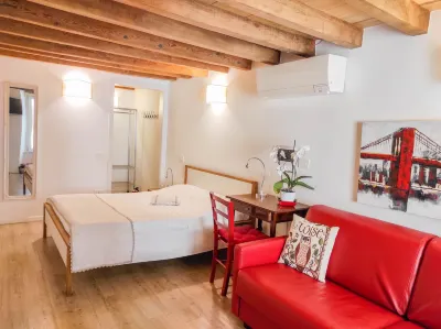 B&B ai Musei Hotels near Palazzo Broletto