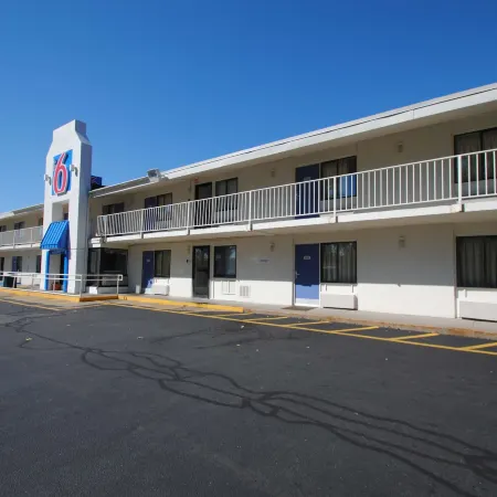 Motel 6 Chicopee, MA - Springfield Отели в г. Чикопи