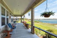 Charming 6-bedroom oceanfront cottage in Falmouth Hotels in East Falmouth