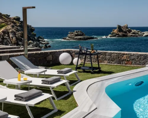 Made by the Sea Villas 12 Bdrm Hotels in Mades