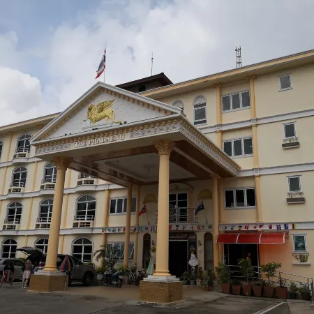 Phadaeng Hotel Отели рядом с достопримечательностью «Школа Narinukun»