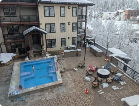 Beautiful Cozy Studio at the Base with Heated Parking-Can’t Beat the Location!