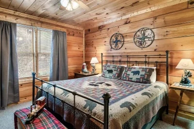 Cubby Bear Smoky Mountain Cabin - Fall Specials Now!  Pigeon Forge & Gatlinburg Hotels near Elkmont Ghost Town