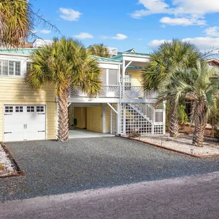 Sunset Beach 3Br Cottage with Spacious Deck & Screened Porches