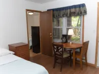 “Pet-Friendly Geneva Lake Cabins – Fire Pit, Private Units, Walk to Lakefront” Hotels in Williams Bay