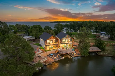 Hot Tub, Deck and Entertainment Galore - Luxe Waterfront Retreat