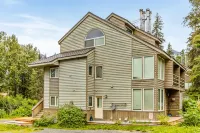 Lovely dog-friendly home with fireplace & full kitchen - steps from the slopes Hotels in Girdwood