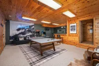 Mountain Getaway with Theater and Arcade - Spacious and Inviting Retreat