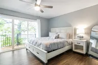 Wave-Free Swimming and Spacious Dock Areas - Tranquil Cove Haven Hotel a Lake Ozark