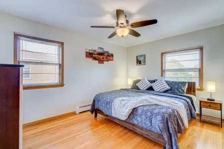 Cozy Haven with High-End Kitchen and Spacious Living Area - Stylish Retreat