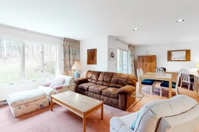 Ski condo with locker, shuttle, fast WiFi, fireplace, washer/dryer & AC 슈거부시 리조트 주변 호텔