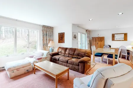 Ski condo with locker, shuttle, fast WiFi, fireplace, washer/dryer & AC