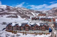Community Hot Tub and Lounge Fireplace - Charming Studio Retreat