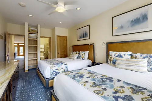 Lion Square Lodge East 211