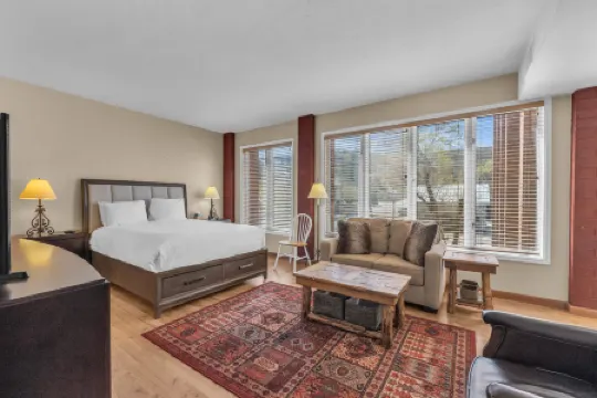 Stylish Comfort and Central Location - Inviting Urban Escape