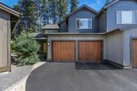 Luxury Home with Golf Course Views and Outdoor Dining - Stunning Retreat Hotels in Deschutes County