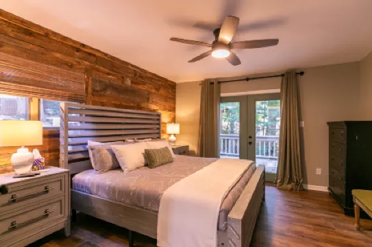 Hot Tub, Golf Course Views, EV Charging - Charming Mountain Retreat