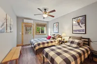 Mountain Views and Hot Tub - Cozy Upscale Cabin Retreat