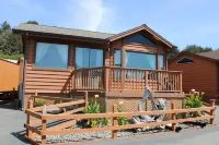 Private Deck and Hot Tub Overlooking the Pacific - Beautiful Ocean Retreat Hotels in Smith River