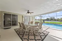 Private Pool and Expansive Backyard Retreat - Charming Oasis Hotel di Cape Coral