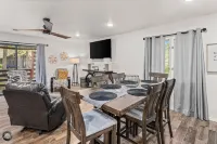 Chic Getaway with Spacious Living and BBQ Area - Elegant Sanctuary Hotels in Bella Vista