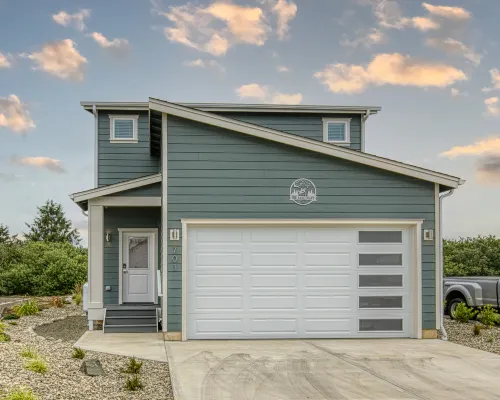 Spacious Living Areas and Back Porch - Charming Coastal Retreat Hotel di Ocean Shores