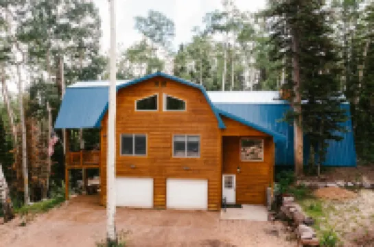 Brand New Swim Spa and Easy Access to Adventures - Stunning Spacious Cabin