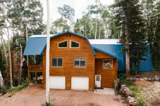 Brand New Swim Spa and Easy Access to Adventures - Stunning Spacious Cabin