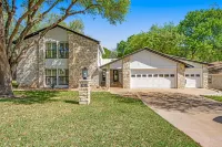 Spacious & elegant haven with huge yard, updated interior, AC, & fast WiFi