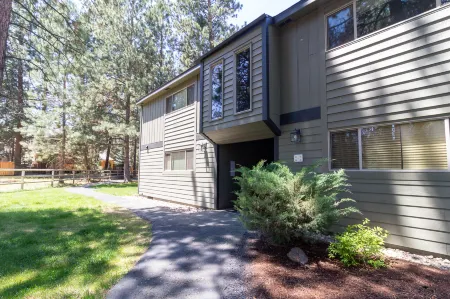 Charming Condo with Community Pool and Spa - Delightful Mountain Retreat