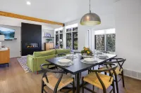 Stylish Townhome with Modern Kitchen and Cozy Fireplace - Elegant Retreat