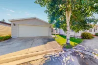 Single-level home with a washer/dryer, patio & grill