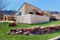 Family-Friendly Home with Shared Seasonal Hot Tub and Pool and Mountain Views