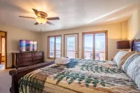 Mountain Views and Spacious Entertaining Areas - Charming Retreat