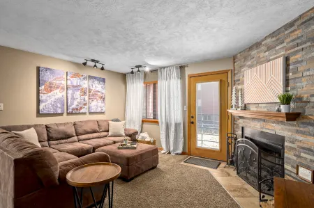 Ski-in/Ski-Out Access and Cozy Fireplace - Inviting Mountain Retreat Отели рядом с достопримечательностью «Брайан Хед Резорт»