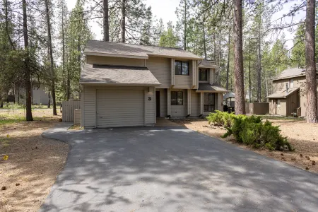 Private Hot Tub and Scenic Bike Paths - Charming Sunriver Retreat