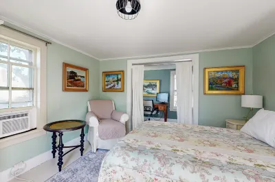 Beautiful River-View Retreat | Home Office | Walk 5 MInutes to Main Street Hotels near North Of The Border