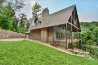 Beautiful lakefront house with full kitchen, private dock, & hot tub Hotels in Tazewell