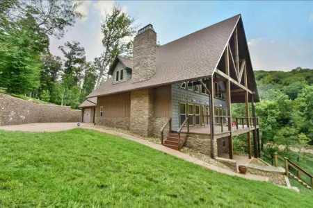 Beautiful lakefront house with full kitchen, private dock, & hot tub Отели в г. Тазуэлл