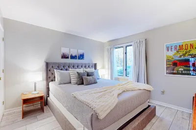 Charming condo near skiing and trails with gas fireplace, deck, and tennis court فنادق في Warren