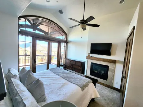 Amazing Views and Ski in Ski Out Access - Stunning Mountain Haven