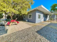 Prime Location Near Attractions and Naval Base - Chic Modern Hideaway 쉘타운 호텔