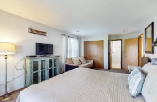 Single-level condo with screened patio & pond views