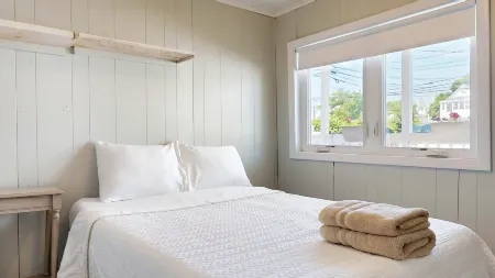 Spacious Living Area and Ocean Breezes - Charming Cozy Retreat Отели в г. Олд-Орчард-Бич