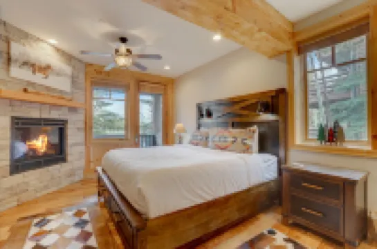 Private Deck and Spacious Great Room - Charming Luxury Escape